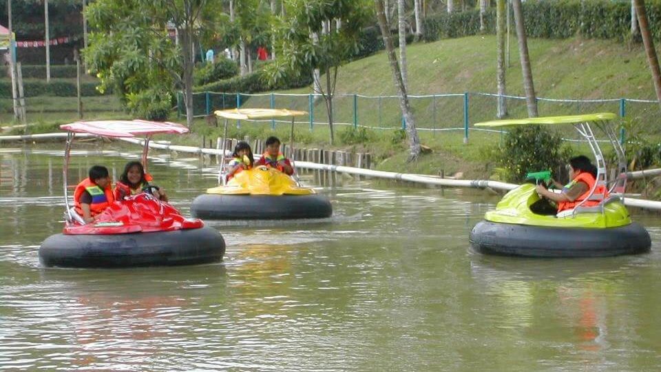 Sepeda Air di Taman Wisata Jambi Paradise