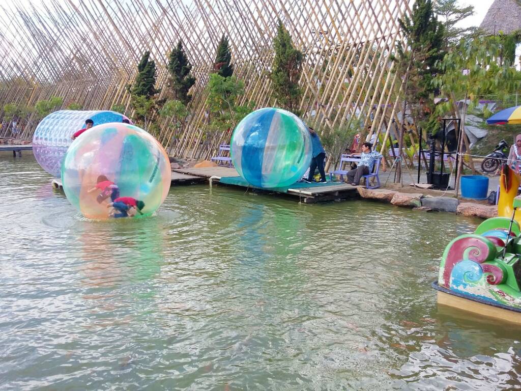 Bola Air di Taman Wisata Jambi Paradise