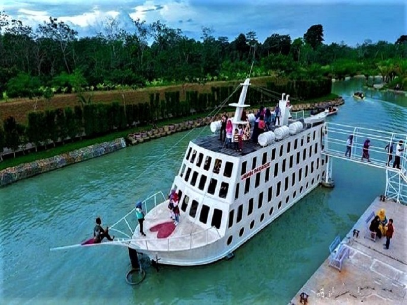 Miniatur Kapal Pesiar di Taman Wisata Jambi Paradise