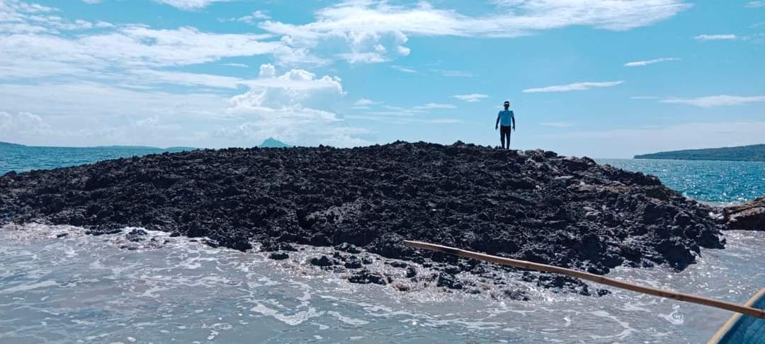 'pulau baru' pasca gempa di Tanimbar, Maluku | Twitter @QaillaAsyiqah