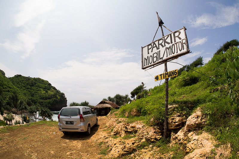 parkir di pantai timang
