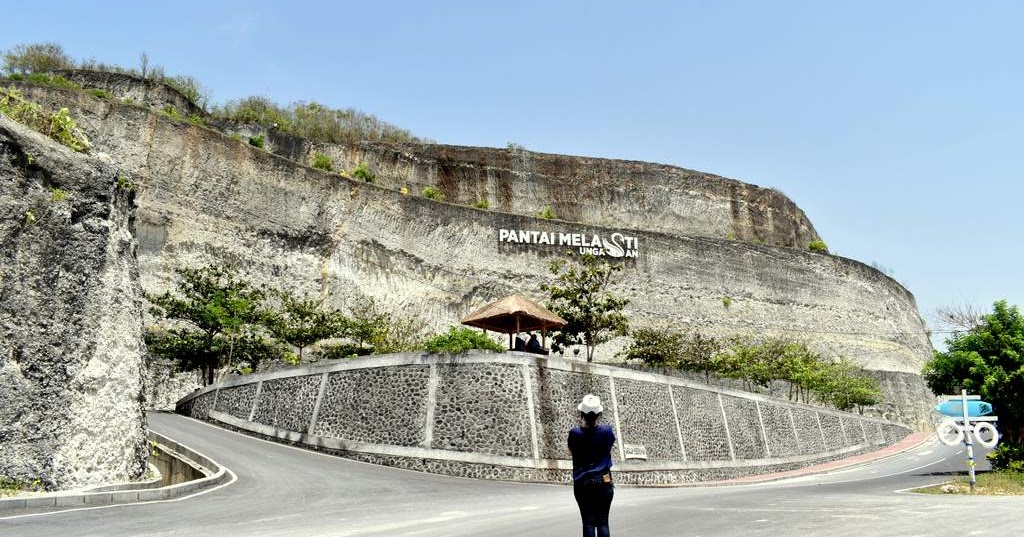 Jalan Pantai Melasti Bali, Surga Biru di Tengah Bukit Kapur HD
