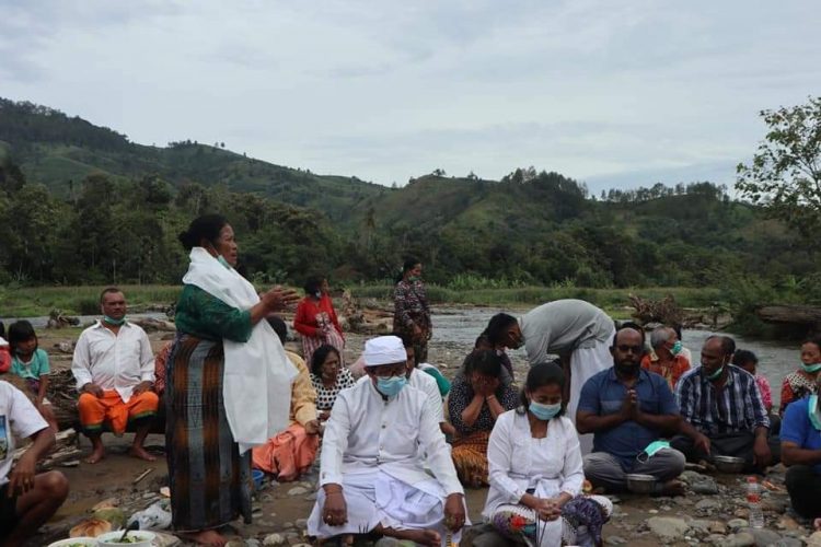 Pelaksanaan Ritual Erpangir Ku Lau | Foto: harianmetro.id