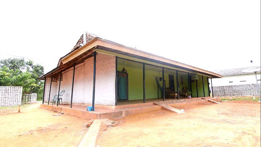 Rumah adat Madura taneyan lanjhang