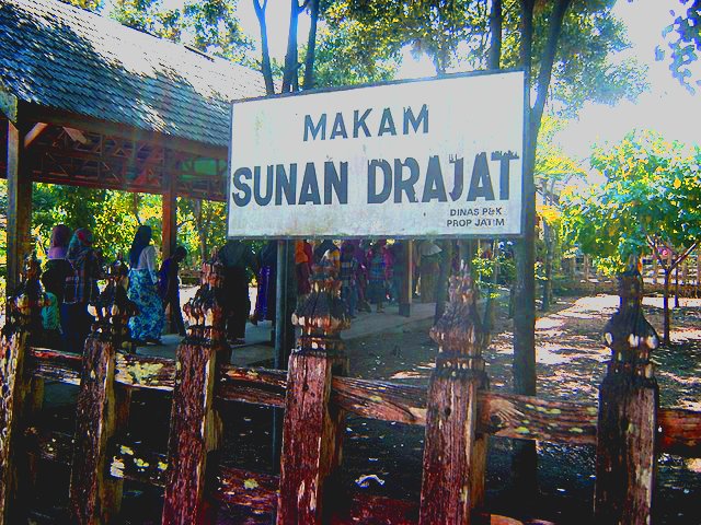 makam sunan drajat wisata religi lamongan jawa timur