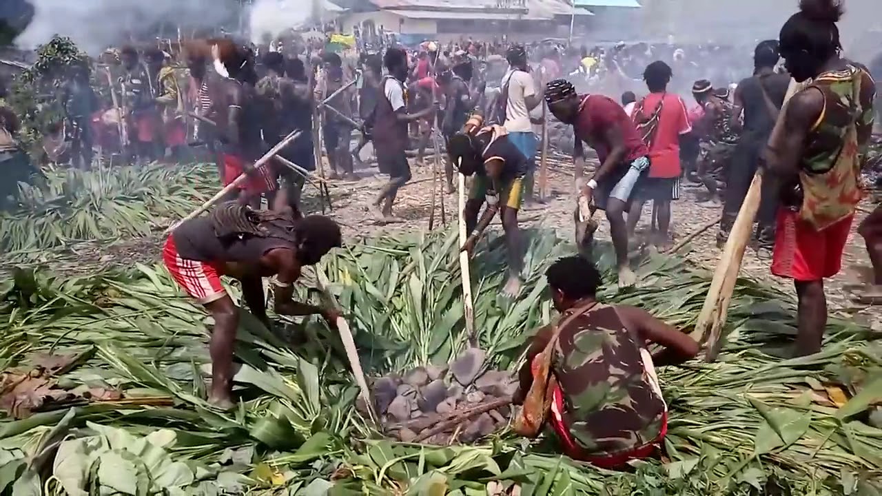 Tradisi Bakar Batu, 5 Tradisi Menjelang Bulan Ramadhan Di Indonesia.jpg
