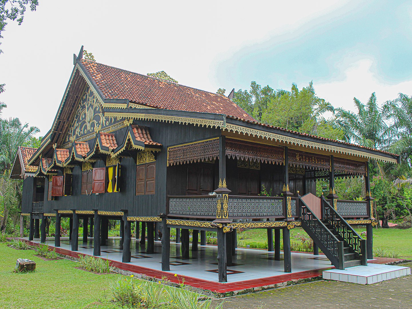 10 Nama Rumah Adat yang Ada di Indonesia dan Asal Daerahnya
