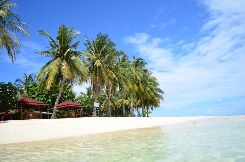 egetasi hijau dan air jernih menghiasi pulau Pagang, Sumatera Barat | Sumber: KSMtour.com