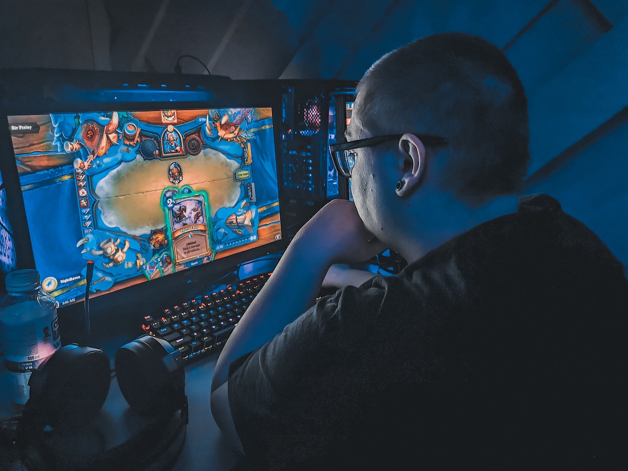 seorang pria yang sedang bermain game online