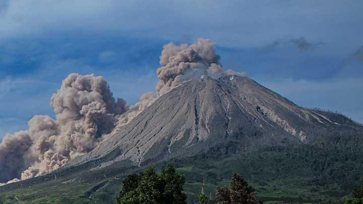 Gunung Sinabung Saat Erupsi
