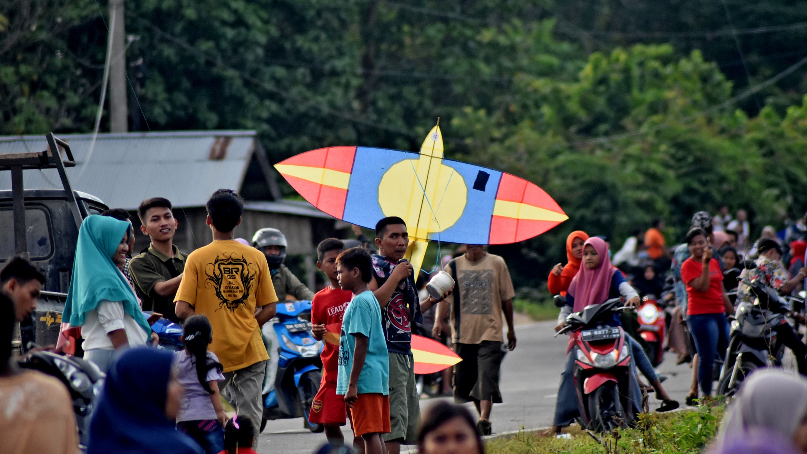 Bermain layangan tak kenal usia