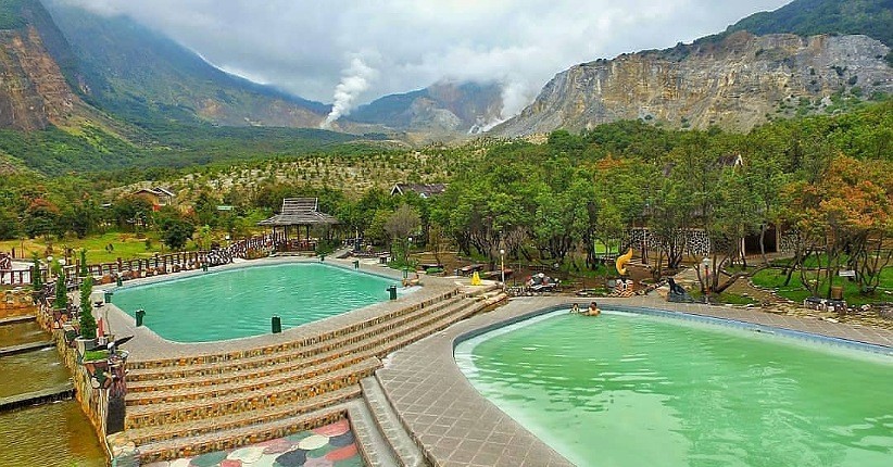Kolam Renang Air Panas Gunung Papandayan