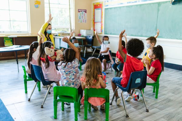 Pendidikan karakter di lingkungan sekolah | pexels.com/RONDNAE Producions