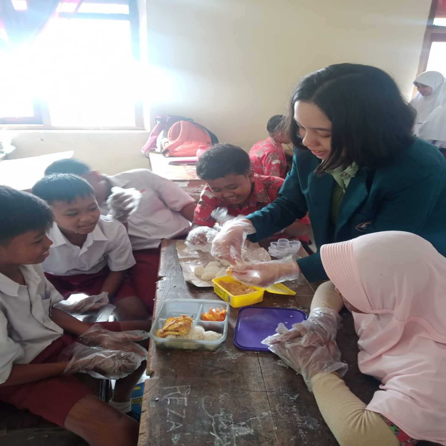 Pelatihan membuat bekal ala Jepang sendiri oleh mahasiswa KKN | Sumber: Dokumentasi pribadi