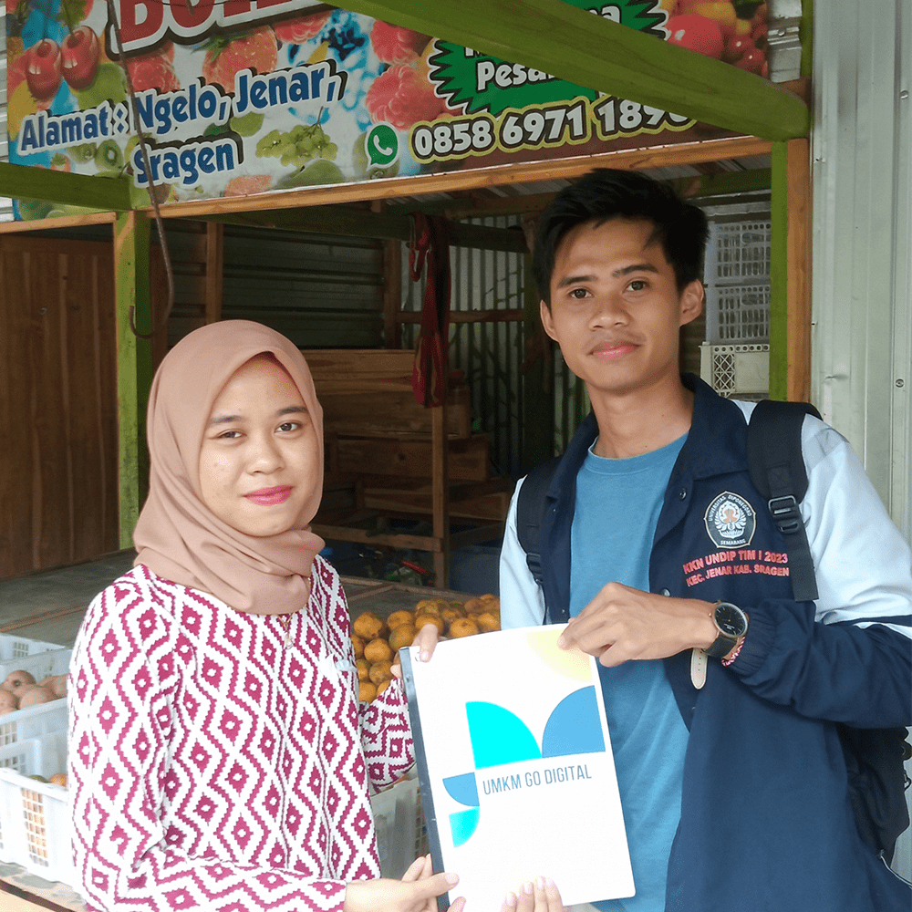 Pembagian modul penjualan digital kepada pelaku UMKM di Desa Jenar