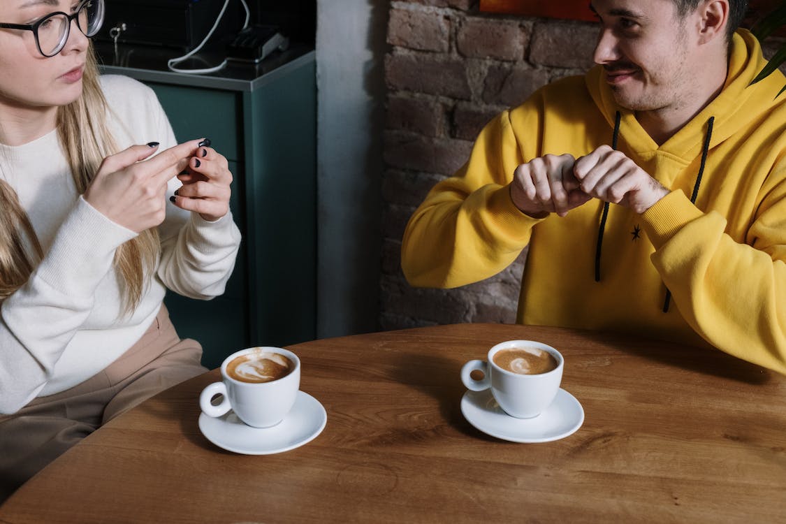 cara berkomunikasi dengan seorang tunarungu : cottonbro studio/pexels.com
