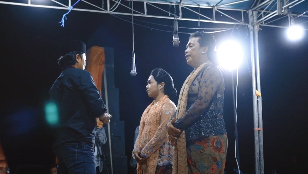 Pelaksanaan Sandur | Foto: Tangkapan Layar/Channel Youtube Orang-Orang Madura
