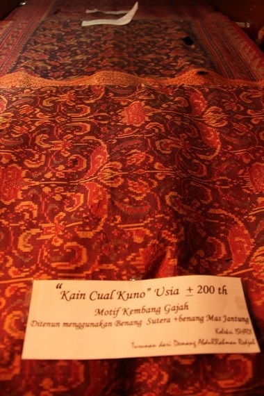 kain cual motif kembang gajah