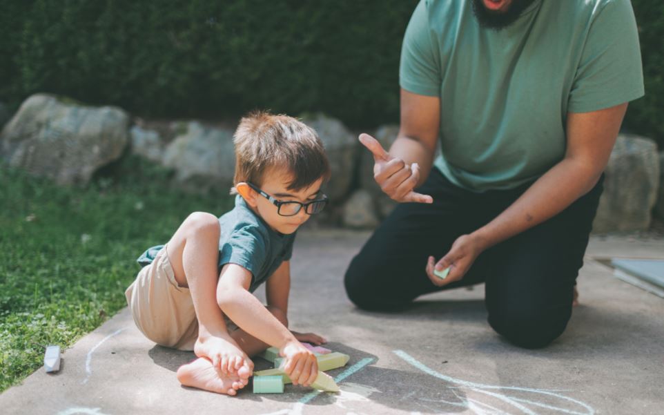 Salah satu terapi tunawicara pada anak | Canva