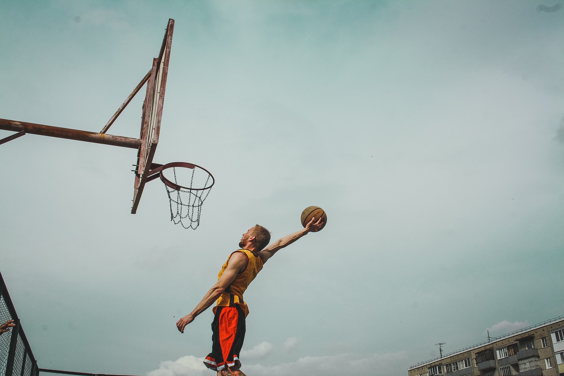 shooting bola basket