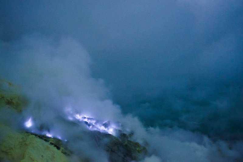 blue flame atau blue fire di kawah ijen gunung ijeng banyuwangi