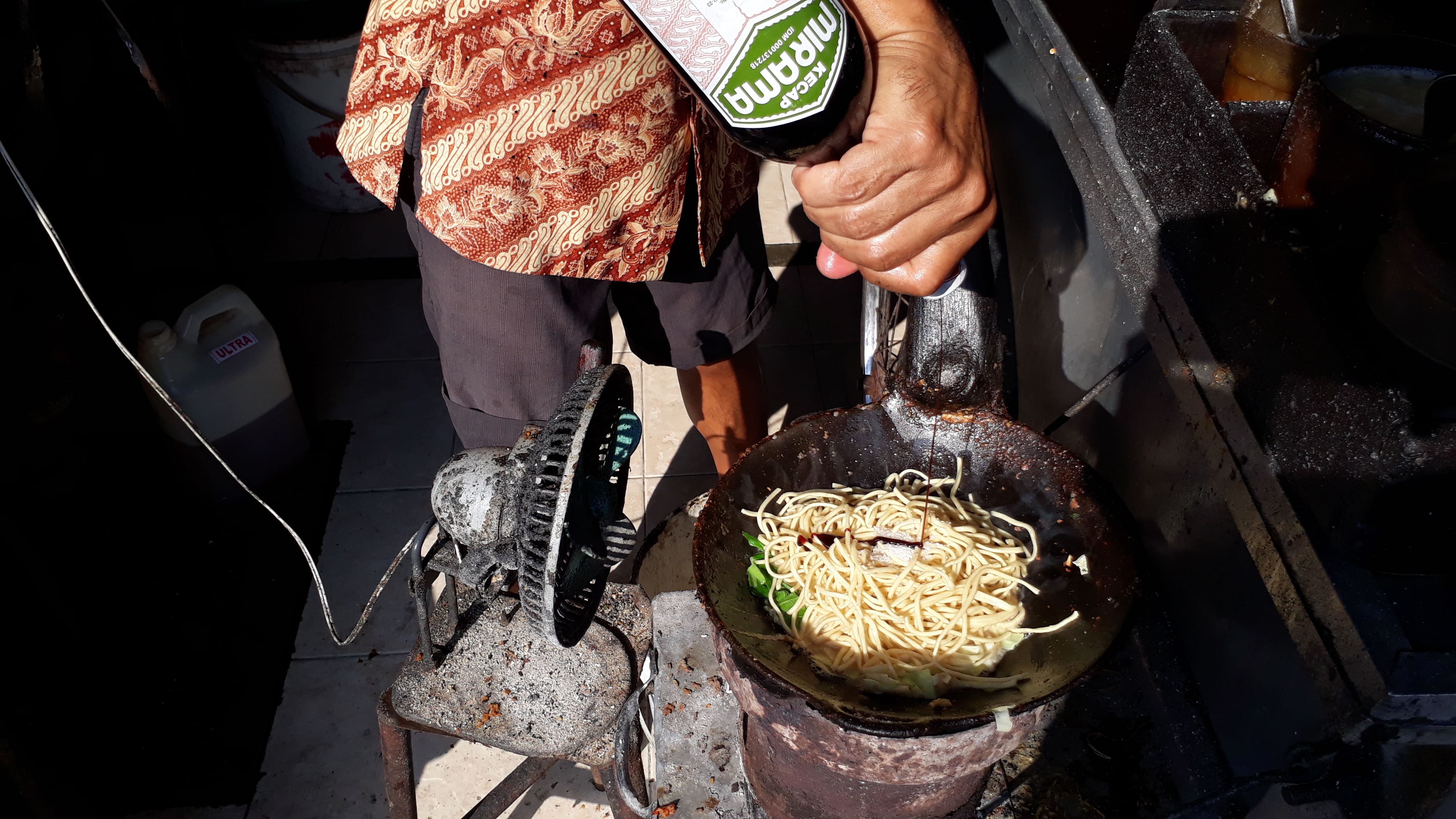 Kecap sangat penting dalam masakan Jawa yang umumnya bercita rasa manis | Foto: Dokumen Pribadi