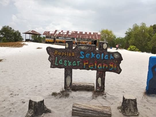 Replika Sekolah Laskar Pelangi | Foto: M. Adelia