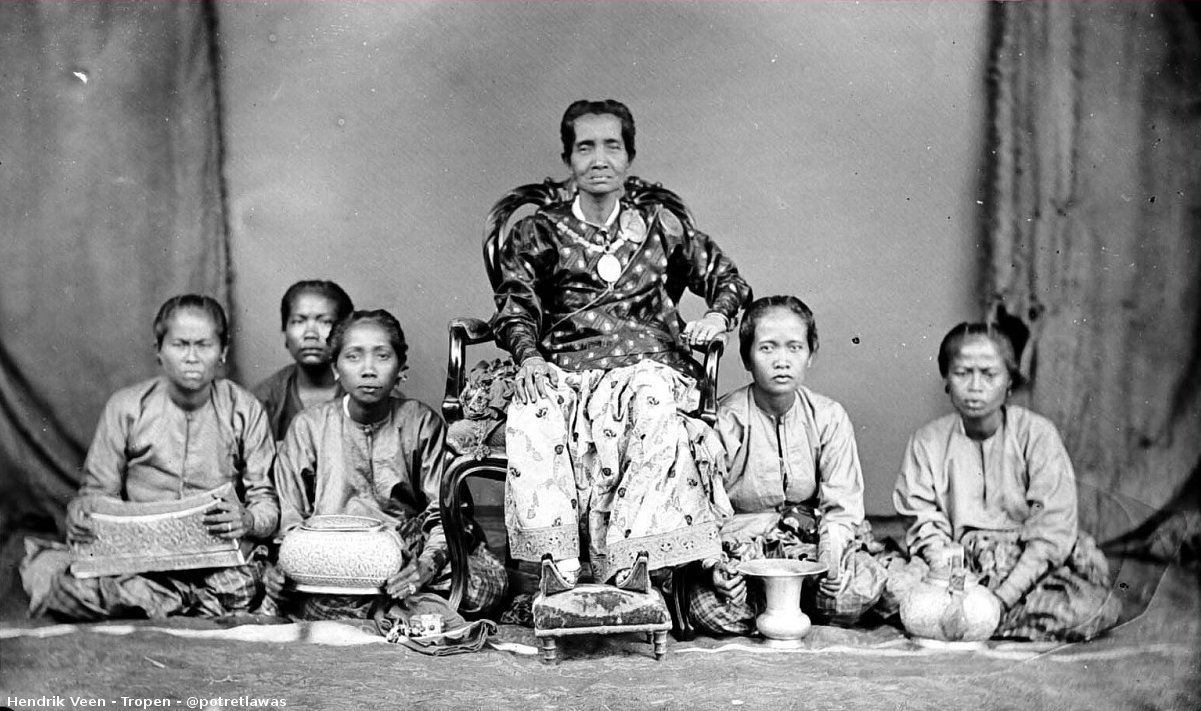 Colliq Pujie (duduk di atas kursi) sang penyalin 12 naskah I La Galigo
