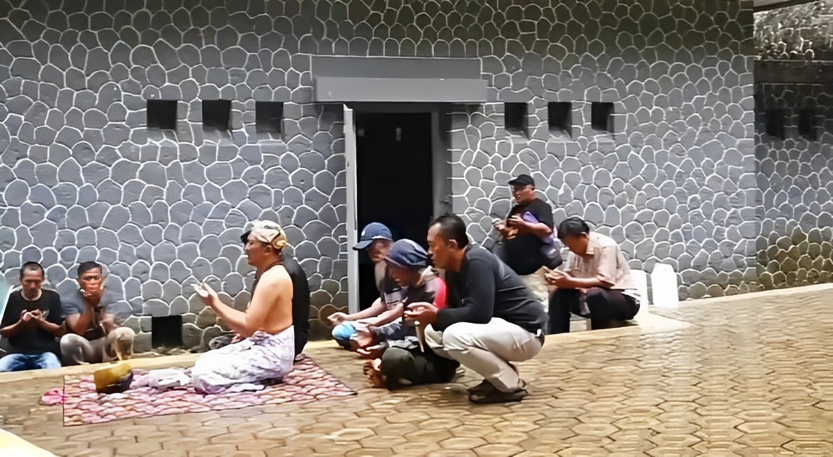 Prosesi Upacara Jamasan Bende Camuluk di Tuk Jimat Kali Bulakan