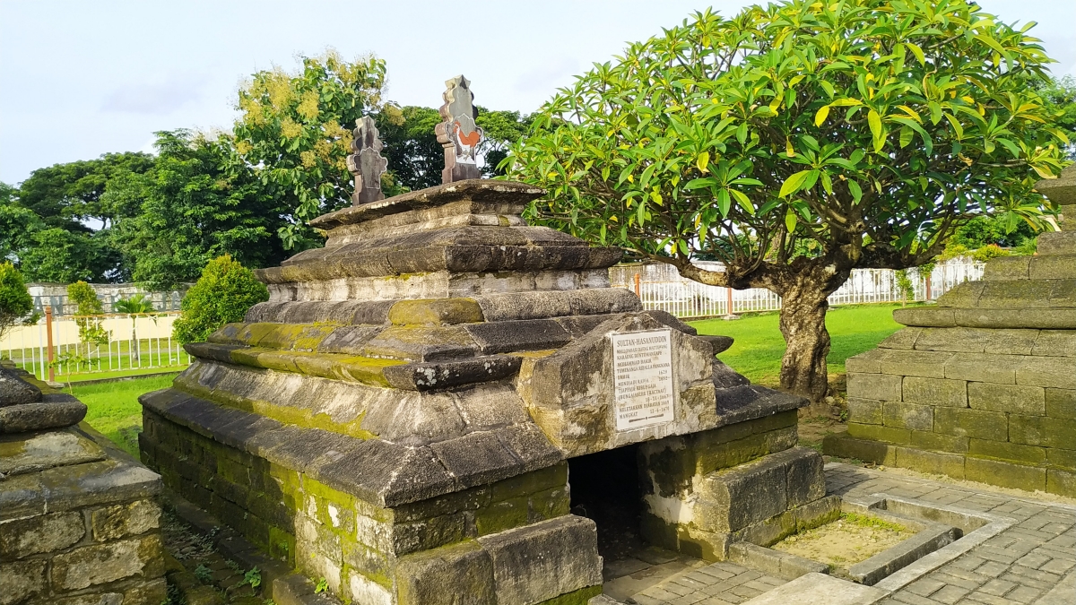 makam sultan hasanuddin