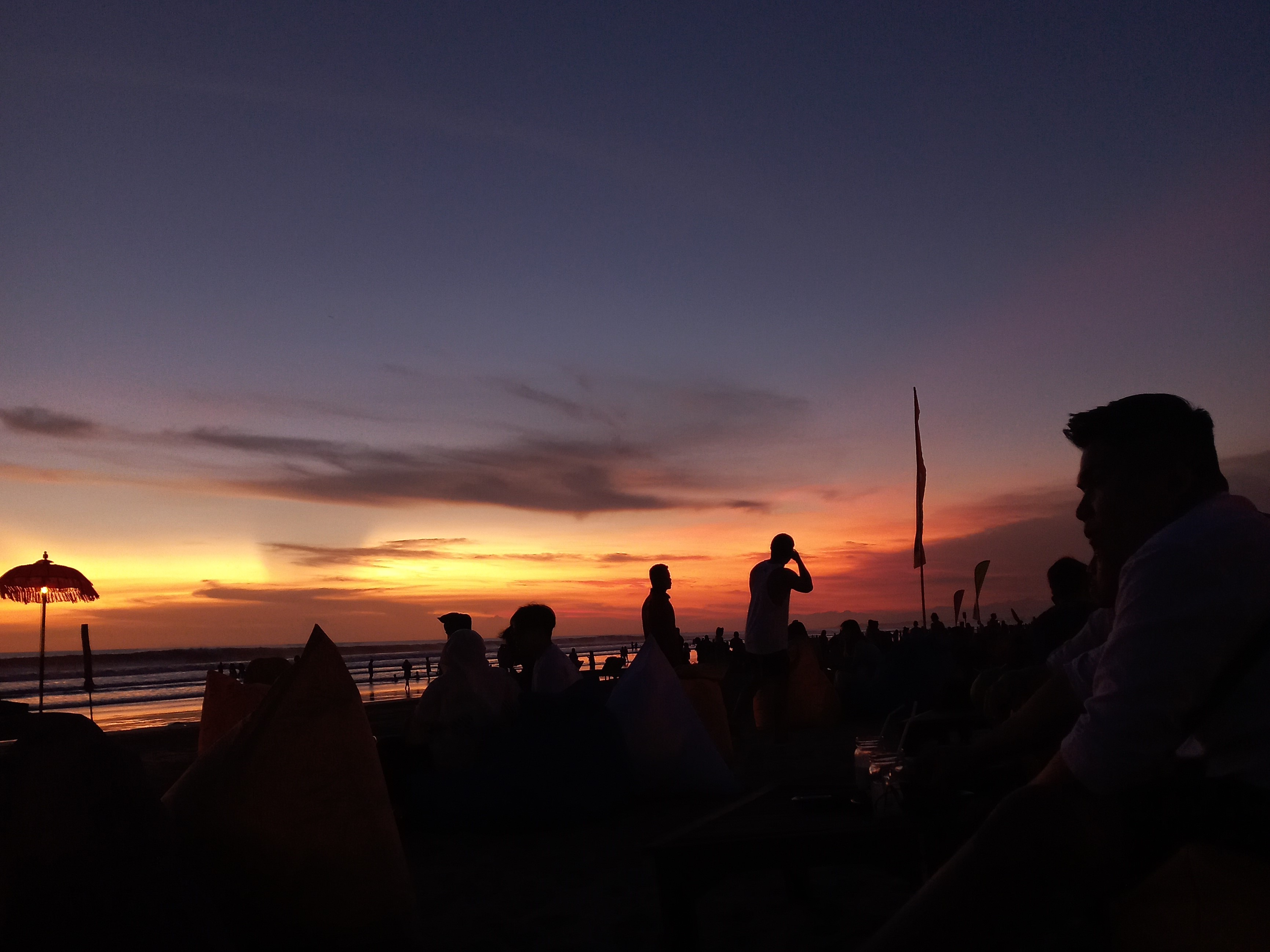 wisata pantai di bali dengan spot sunset terbaik : Pantai Seminyak Double Six 