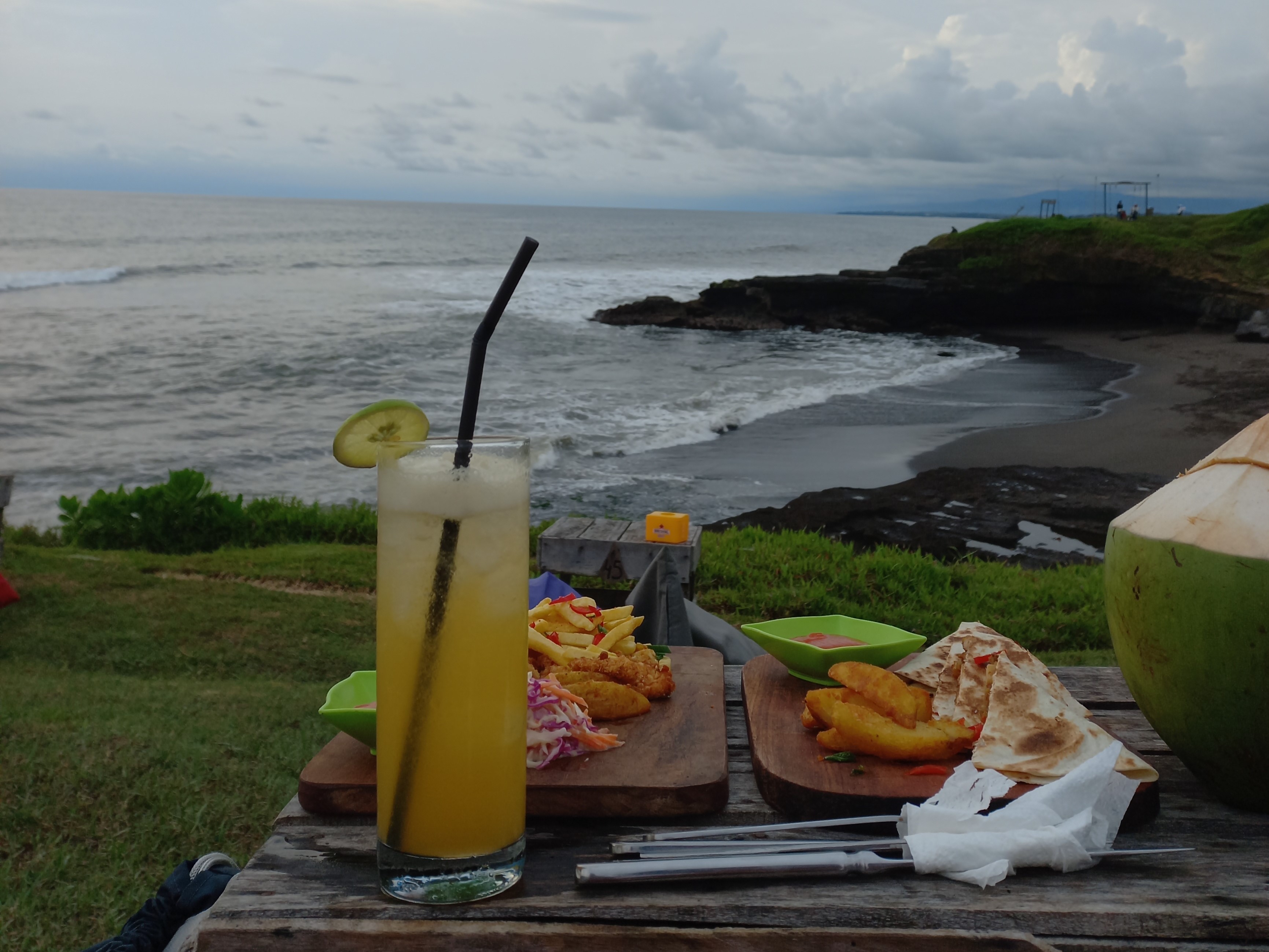 wisata pantai di bali dengan spot sunset terbaik : Beach Love di Kuta Utara