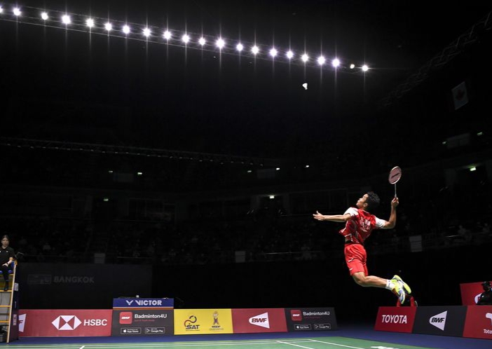 Anthony Sinisuka Ginting mengembalikan kok ke arah lawannya pebulu tangkis tunggal putra India Lakshya Sen dalam pertandingan babak final Piala Thomas 2022 di Impact Arena, Bangkok