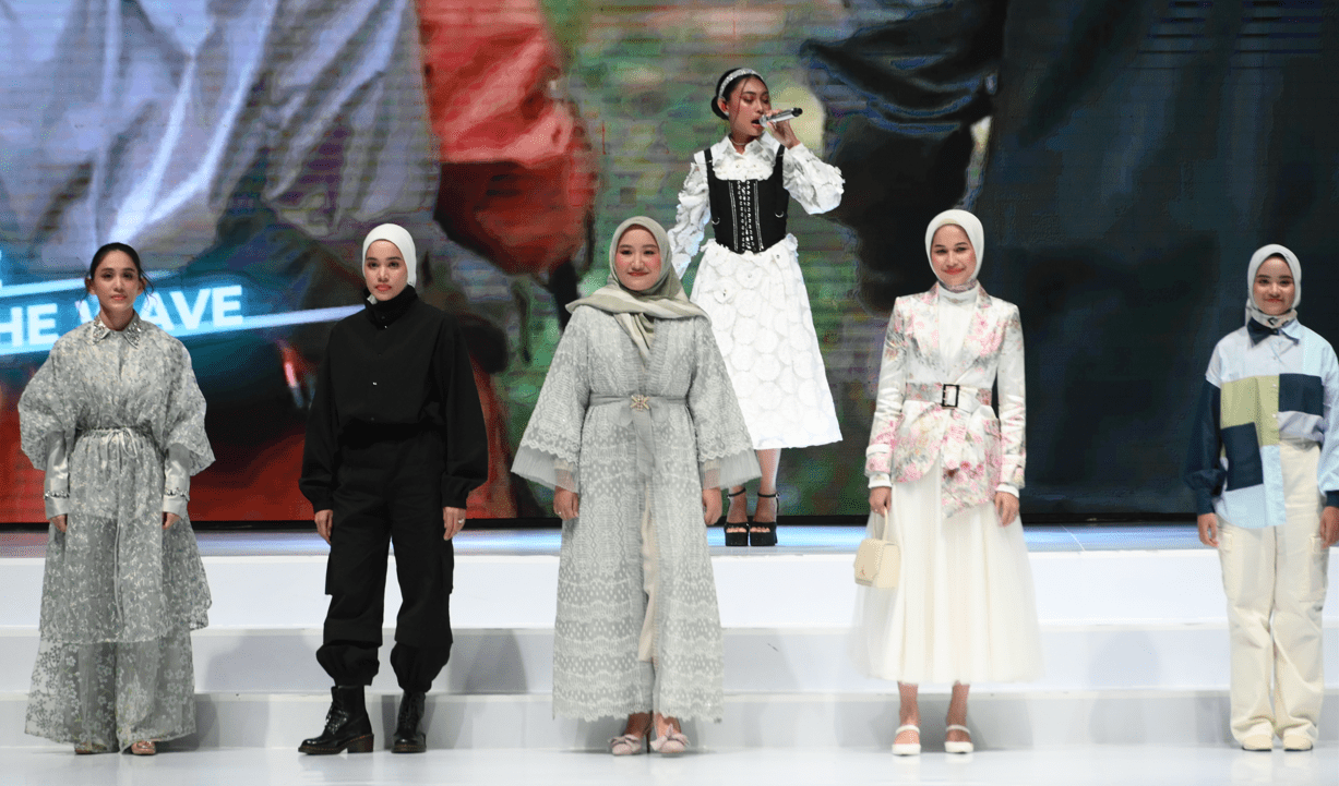 Karya desainer ternama di Indonesia Fashion Week 2023 | Wardah