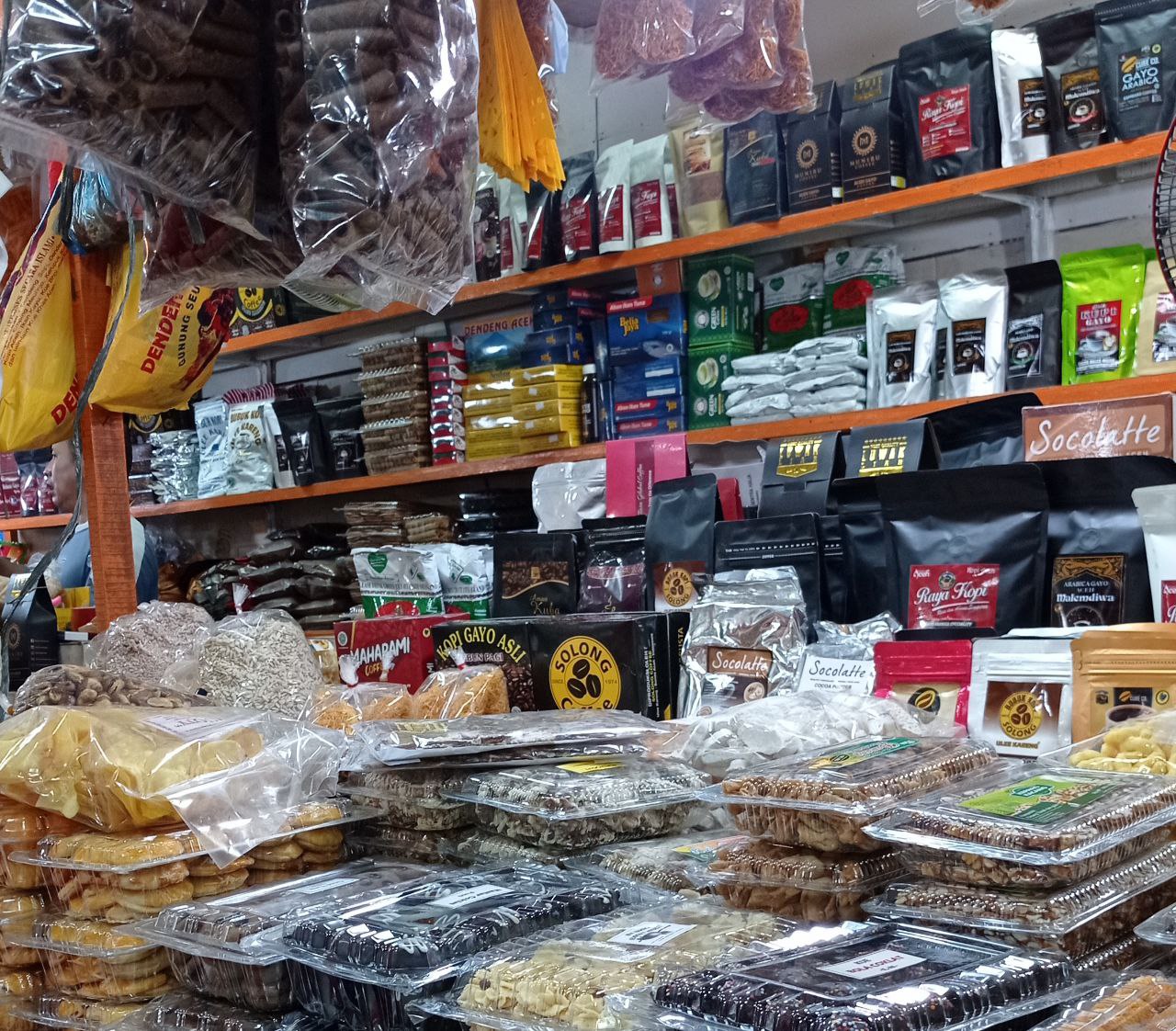 Salah satu kedai oleh-oleh Khas Aceh yang ada di Pasar Aceh, Kota Banda Aceh