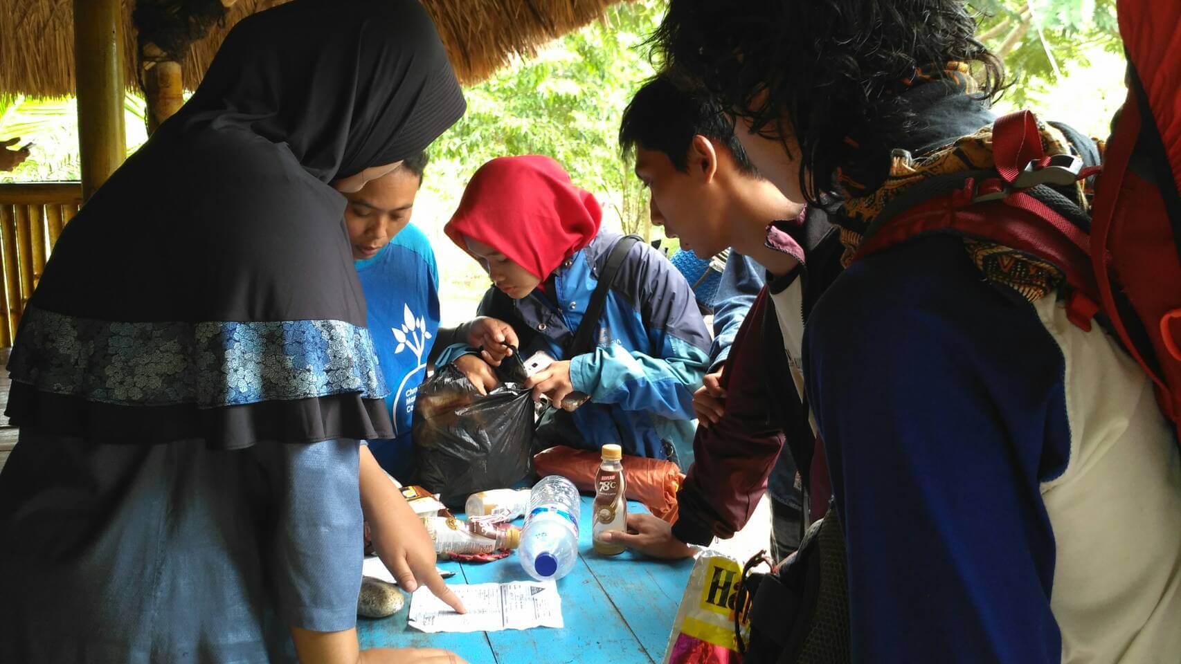Pemeriksaan barang bawaan di CMC Tiga Warna