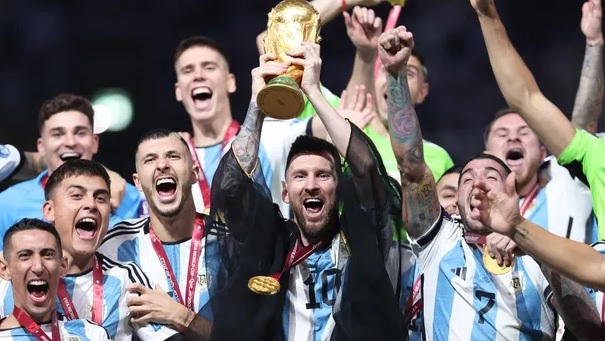 Lionel Messi lift the world cup trophy