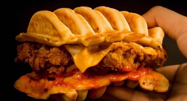 Kue pancong topping fried chicken - Instagram/@jktfoodbang