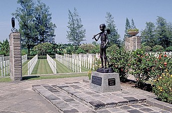 Patung Anak Laki-laki di Ereveld Kalibanteng