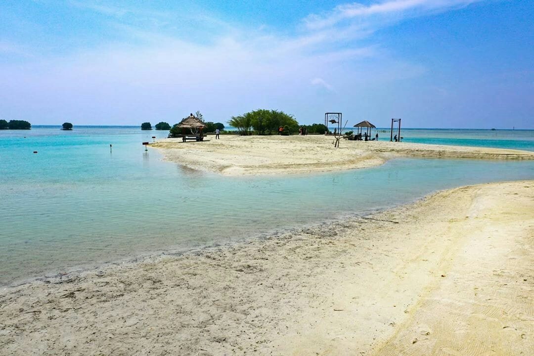 Hamparan pasir putih yang lembut, ombak tenang, air laut jernih bergradasi hijau kebiruan, ditambah dengan rindangnya pepohonan menawarkan pesona keindahan yang menawan.