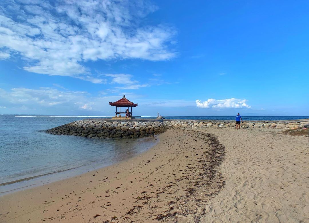 Pantai sanur menawarkan keindahan pemandangannya
