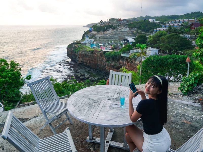 Taman Watu Cafe & Resto Taman Watu Cafe and Resto berada di tebing Pantai Gesing yang terletak di kawasan Girikarto. Seperti di Cafe de Slili, kamu juga bisa melihat pemandangan laut lepas dari lokasi Taman Watu Cafe and Resto