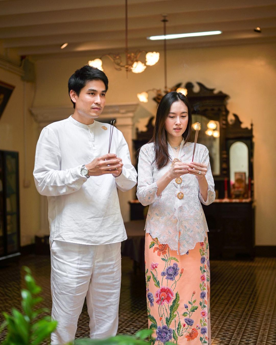 Kebaya khas wanita Phuket yang dikenakan Nong Poy tampak serupa dengan kebaya encim dari Betawi. (Sumber: Instagram @poydtreechada)