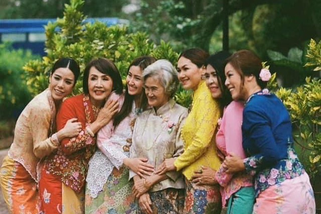 Tamu pernikahan Nong Poy kompak mengenakan kebaya, serasa di Indonesia! (Sumber: Instagram @poydtreechada)