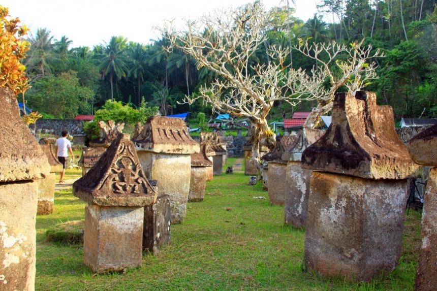 peninggalan zaman batu besar waruga