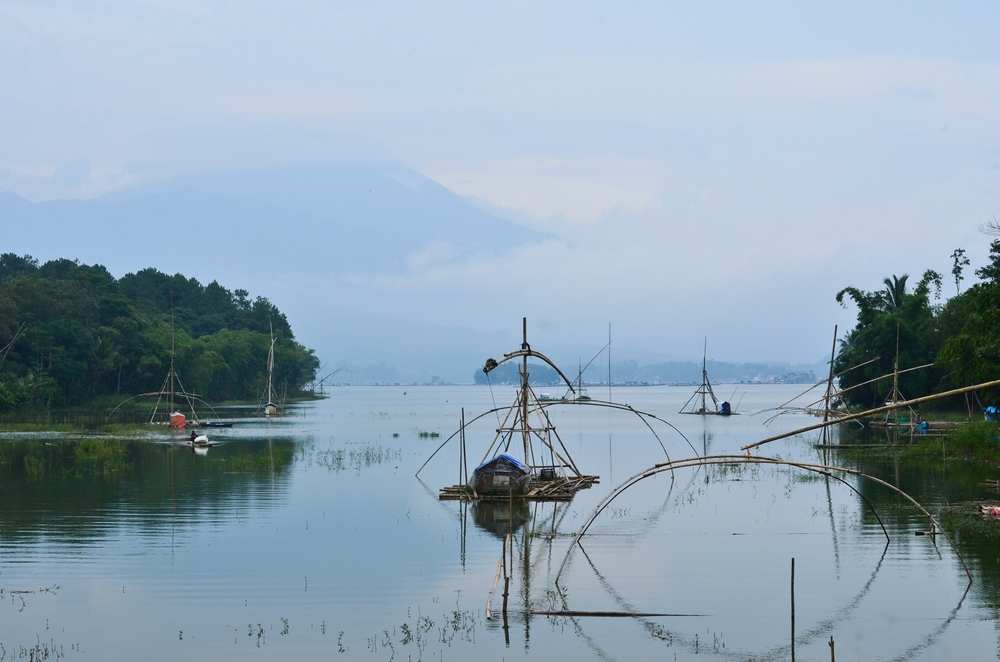 Pembudidayaan ikan di waduk Darma | Indra Bimbim/Shutterstock