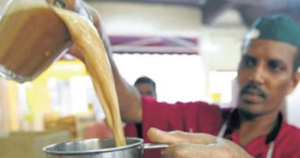 Proses pembuatan teh tarik | Sumber: www.tripsavvy.com