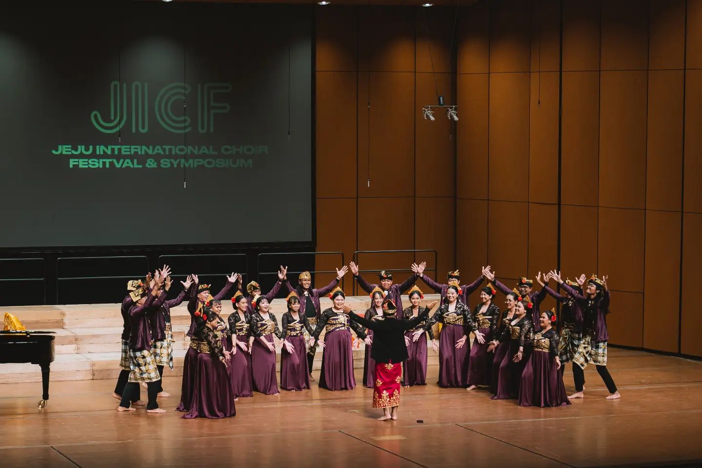 Voice of Bali menggunakan kostum kombinasi nuansa ungu. © Instagram @jejuinternationalchoirfestival