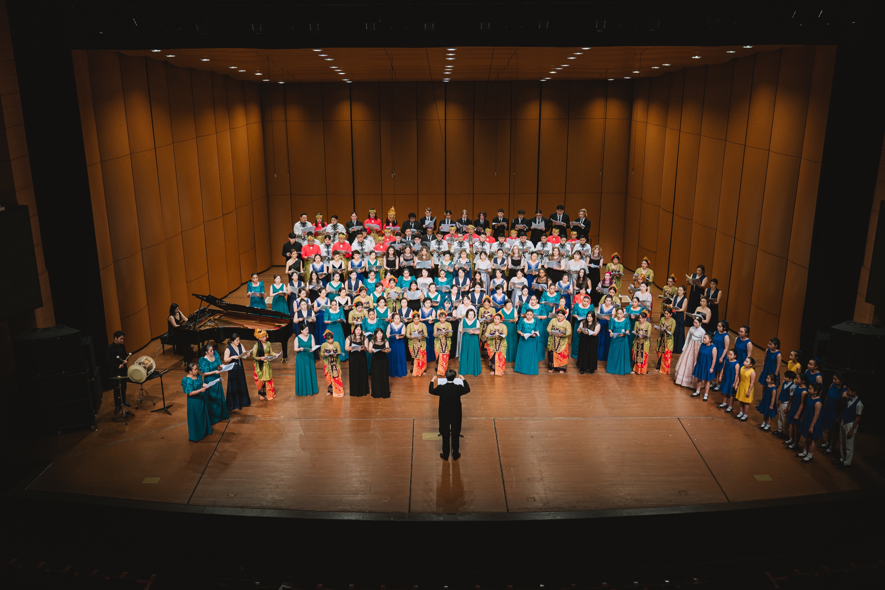 Voice of Bali saat menyanyikan lagu Pacem dan Arirang bersama choir lain. © Instagram @jejuinternationalchoirfestival