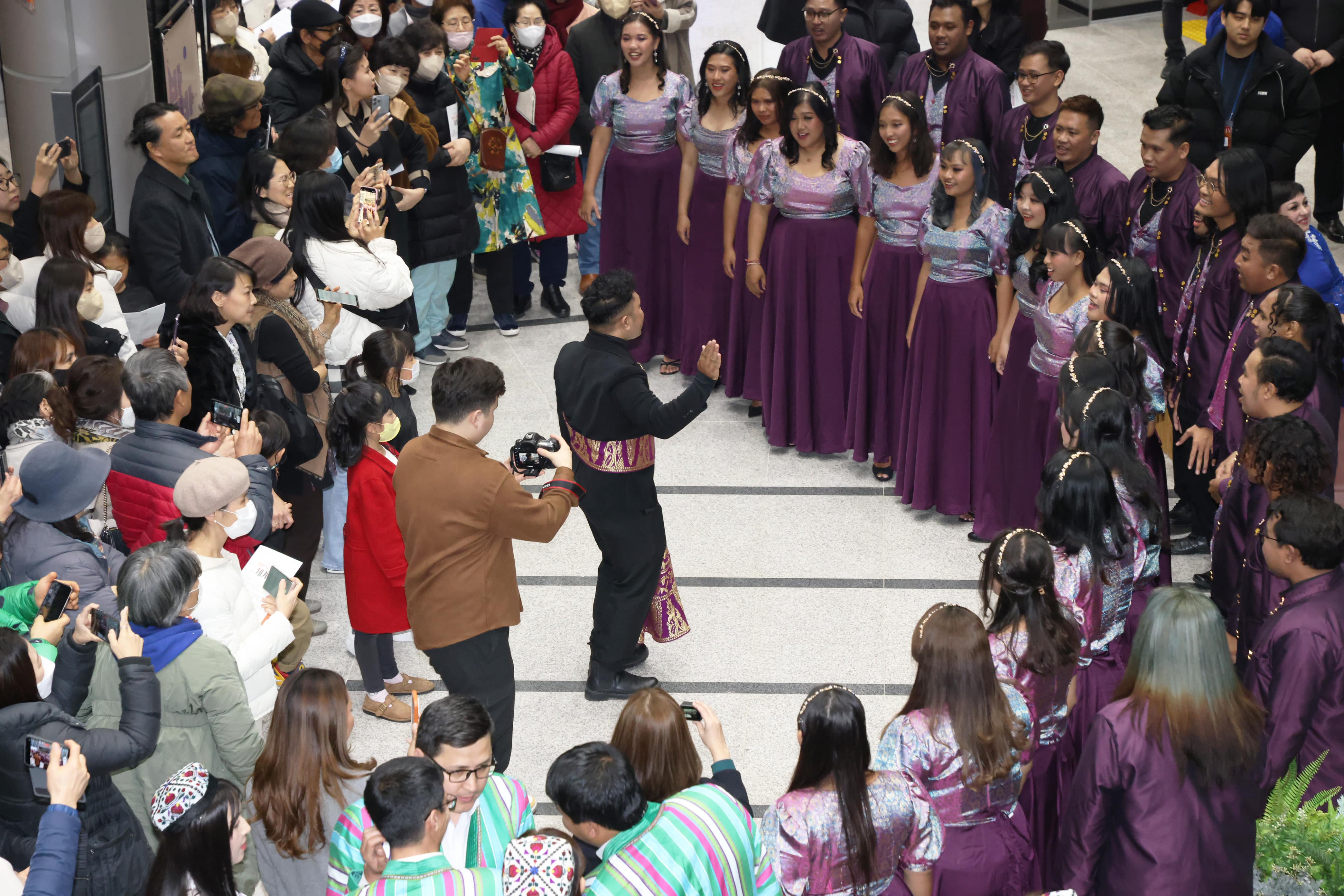Voice of Bali saat bernyanyi di lobby. © Instagram @jejuinternationalchoirfestival